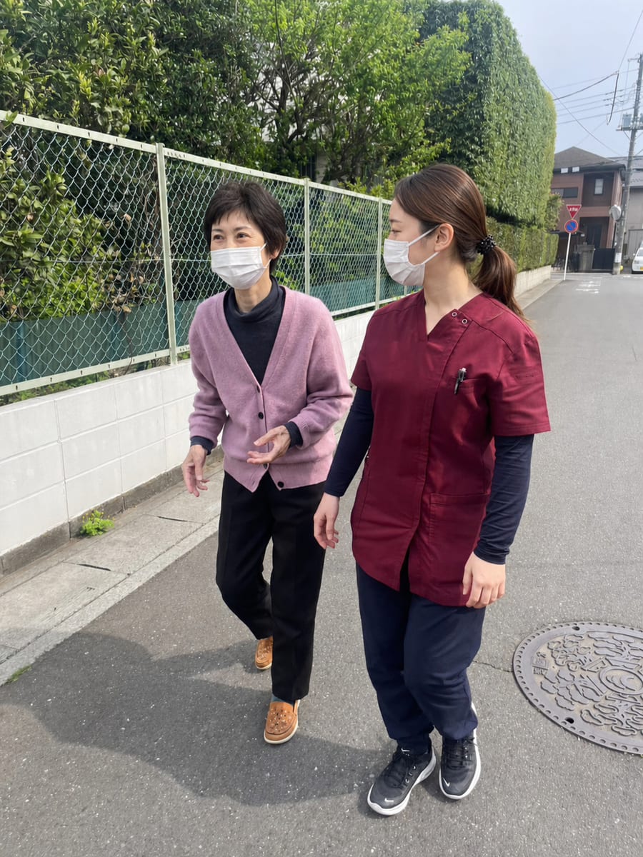 利用者様とご一緒に歩く、あんみつ訪問看護ステーションの看護スタッフ