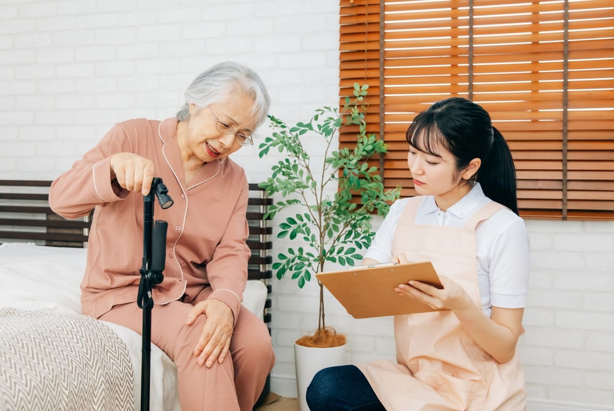 在宅で利用者に寄り添う看護スタッフ
